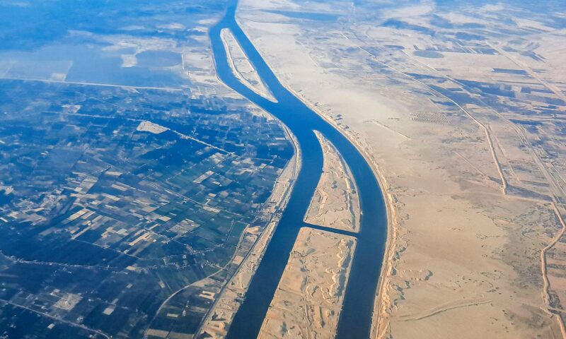 مصر.. صاحب مقترح “مقايضة الديون” يتراجع عن إدراج قناة السويس وعلاء مبارك “ساخرا”: عندنا الأهرامات