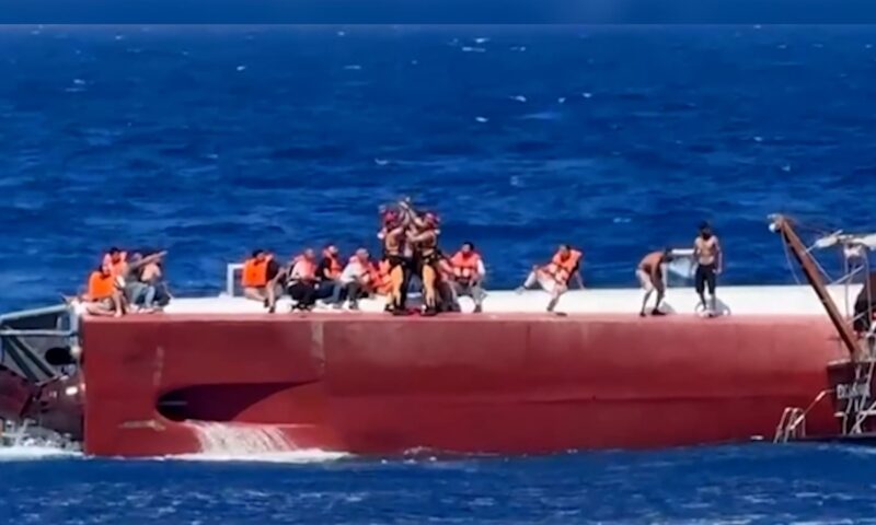انقلاب عبّارة تقل نحو 270 شخصًا في طريقها لتركيا.. ومشاهد لإنقاذ الركاب