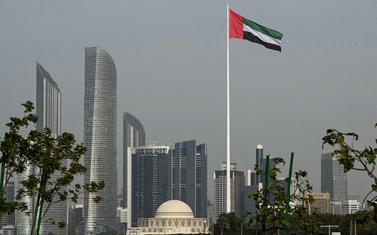 دعت لـ”تجنب الشائعات”.. الإمارات: التعامل مع طائرة مسيّرة إيرانية فوق المياه الإقليمية للدولة