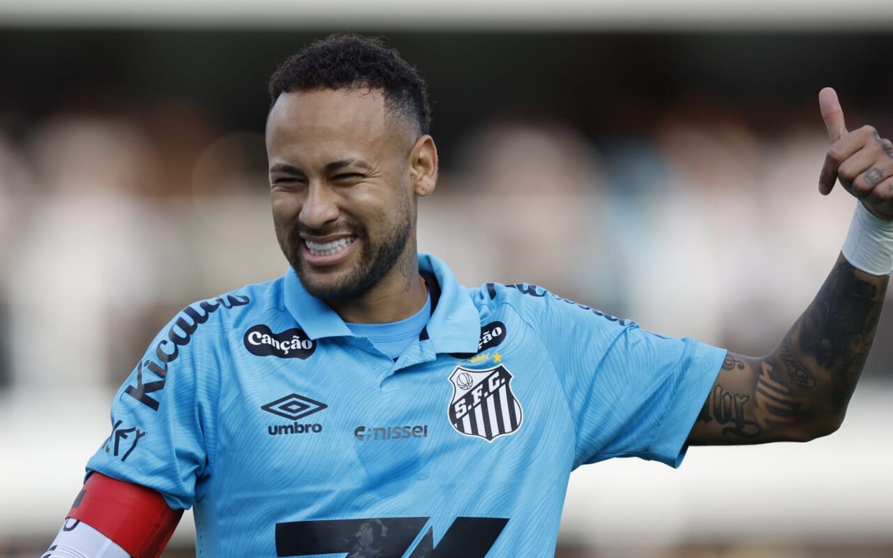 الدوري البرازيلي.. نيمار يفاجئ طفلاً من جماهير المنافس ويبكيه فرحاً
