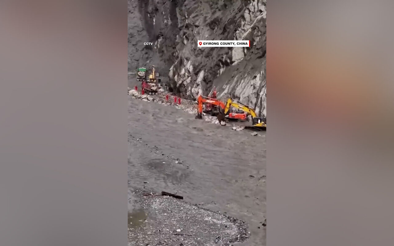شاهد.. فرق صينية تعيد بناء طريق قرب الحدود النيبالية بعد فيضانات مميتة