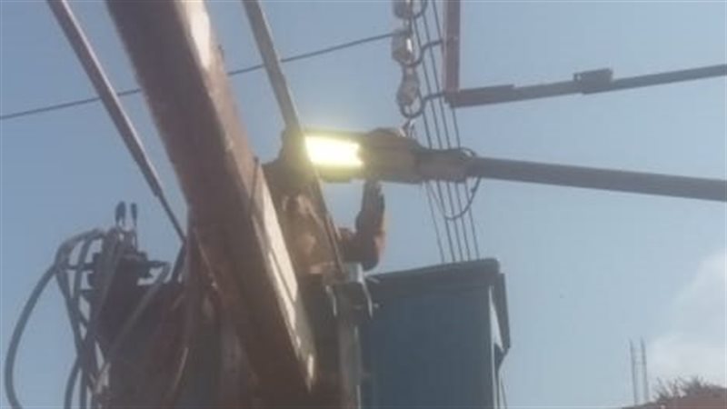 استكمال أعمال صيانة وتركيب كشافات الإنارة بشوارع أولاد نجم بقنا