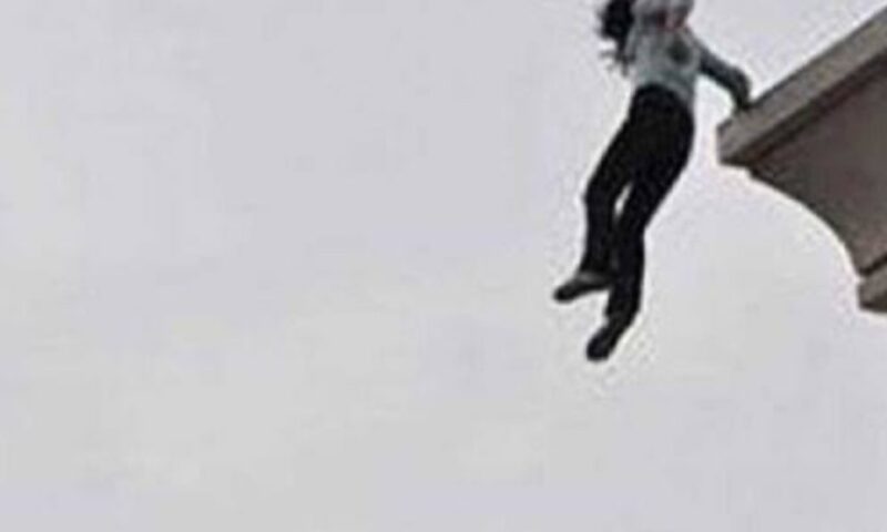 سيدة تلقي بنفسها من أعلى عقار بسوهاج.. والتحريات تكشف ملابسات الحادث