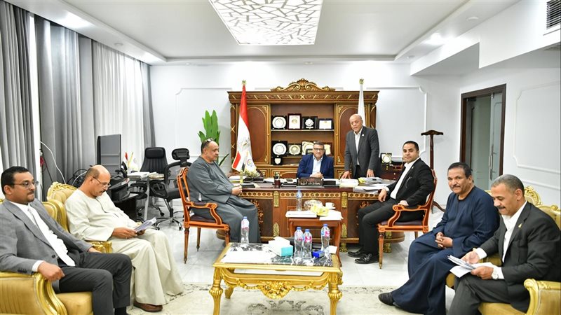 محافظ قنا يبحث مع أعضاء مجلسي النواب والشيوخ دعم جهود التنمية وخدمة المواطنين (صور)
