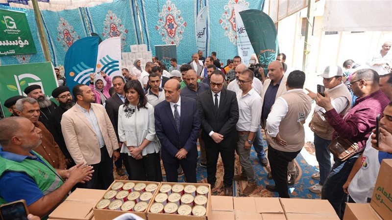 محافظ أسيوط ونبيلة مكرم يتفقدان قافلة “إيد واحدة” لدعم الأسر الأولى بالرعاية (فيديو)