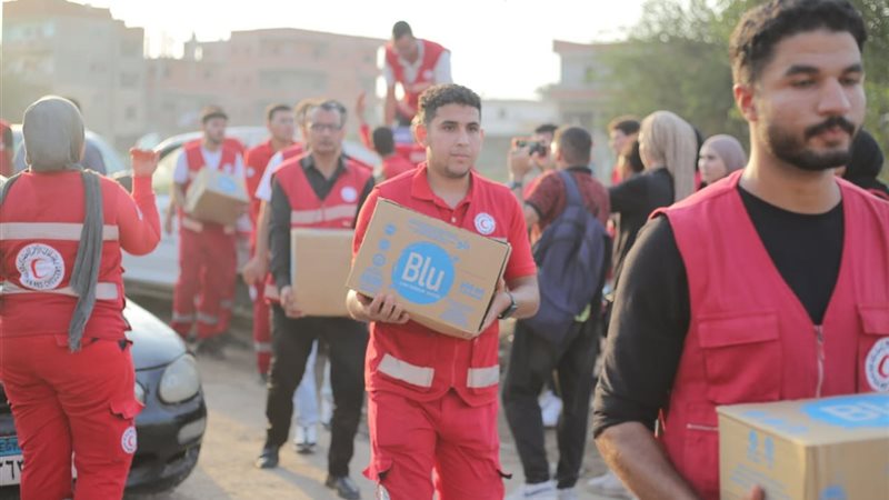 الهلال الأحمر يشارك أهالي ضحايا الإسماعيلية إقامة سرادقات العزاء وتقديم الدعم (صور)