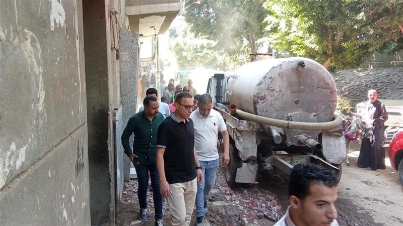 المياه الجوفية تغرق شوارع قرية منسافيس بالمنيا والدفع بـ 12 سيارة لشفط التجمعات