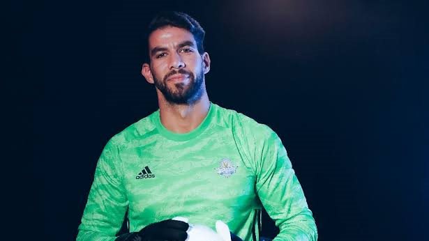 ابو دمعة وبوسة.. شريف إكرامي لجماهير الزمالك: مش كل لاعب يستاهل ثقتك