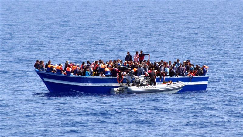 البحر يقذف قارب الموت على شواطئ مطروح.. إنقاذ 15 مهاجرًا أفريقيًا ووفاة آخر