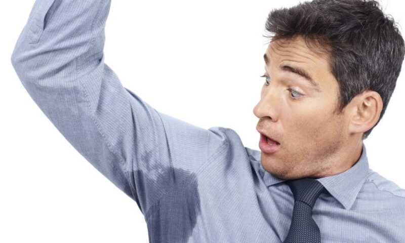 لماذا تزداد رائحة العرق في الصيف رغم الاستحمام؟ 7 أسباب لا تتوقعها