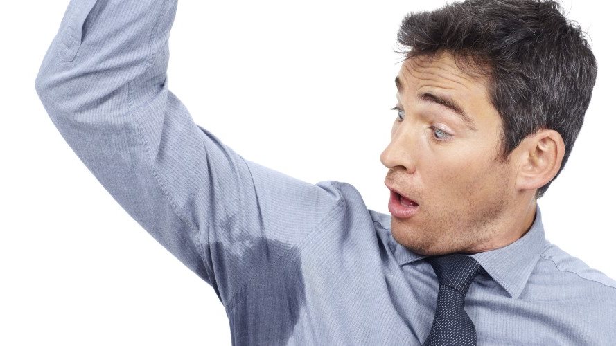 لماذا تزداد رائحة العرق في الصيف رغم الاستحمام؟ 7 أسباب لا تتوقعها