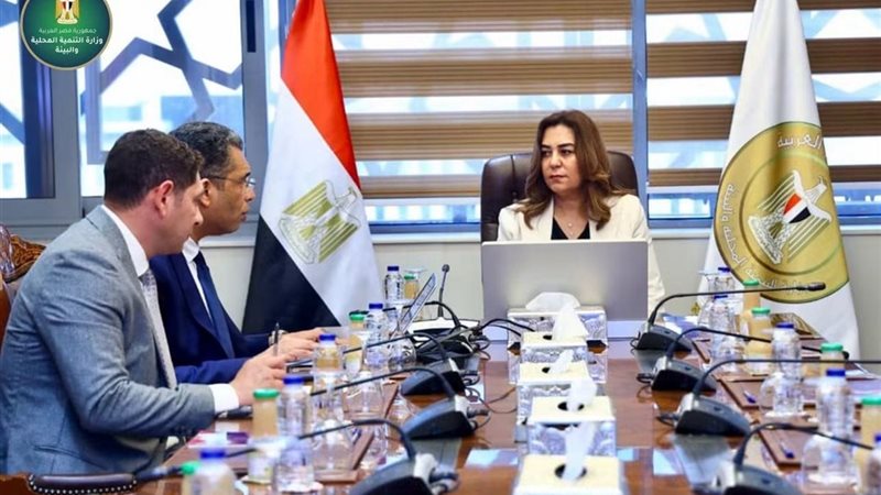 ​وزيرة التنمية المحلية ومحافظ البحر الأحمر يبحثان الموقف التنفيذي لمشروعات الخطة الاستثمارية