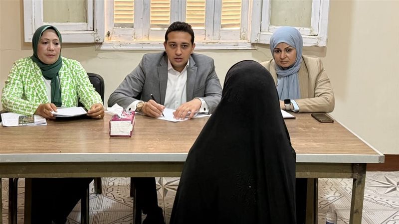 نائب الفيوم يعقد لقاء لخدمة المواطنين بقرية سنرو في أبشواي