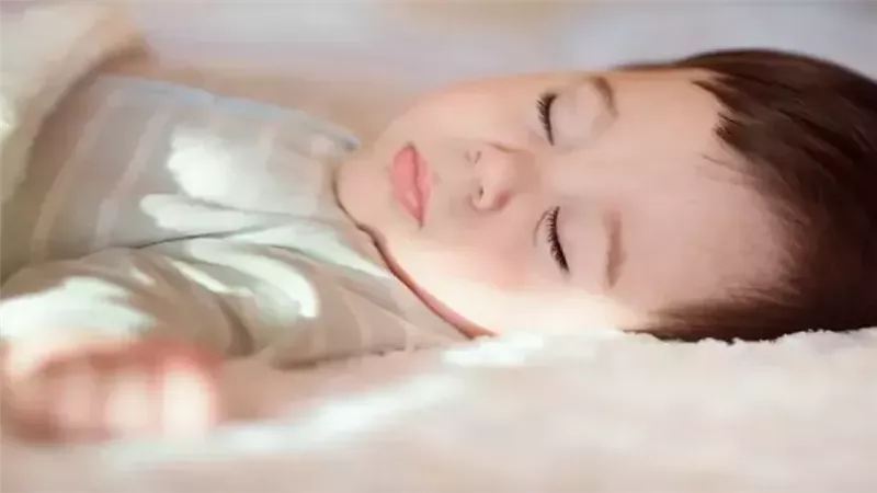 للأمهات، لا تتجاهلي طلب الطفل المتكرر لشرب المياه أثناء النوم