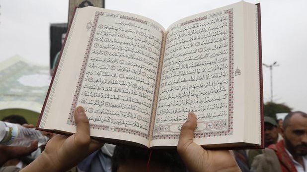 هل يجوز الكتابة داخل المصحف لتسهيل الحفظ؟.. أمين الإفتاء يجيب