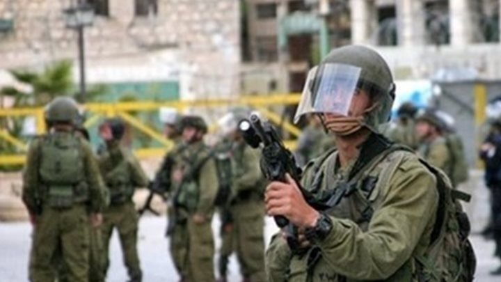 قوات الاحتلال تمنع المواطنين من الدخول والخروج من محيط مركز تدريب قلنديا.. تفاصيل