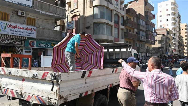 حملة مكبرة بشارع الروضة في دمنهور لتحقيق السيولة المرورية
