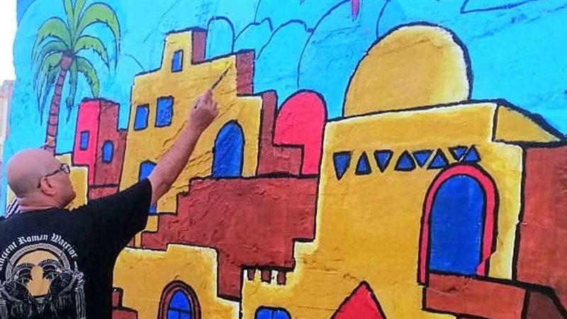 ضمن مشروع فنان، استكمال اللمسات الأخيرة على جدارية “مصريات” بمجمع فنون 15 مايو