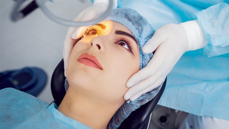 مضاعفاتها تصل للعمى، تحذيرات طبية واسعة من انتشار عمليات تغيير لون العينين