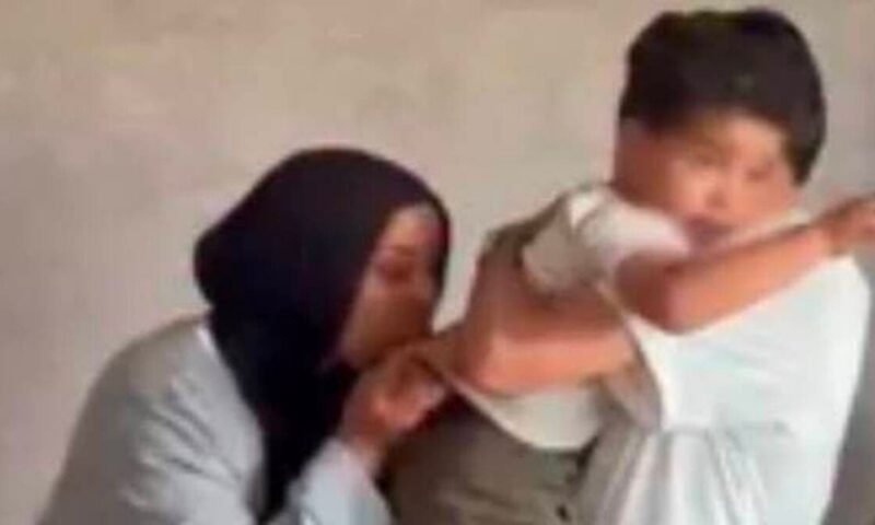 بسجدة شكر.. أسرة طفل مختطف في مصر تستقبله بمشهد مؤثر