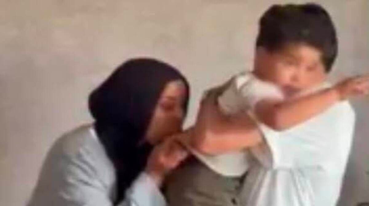 بسجدة شكر.. أسرة طفل مختطف في مصر تستقبله بمشهد مؤثر