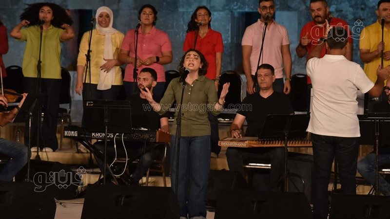جنة الجندي من فرقة “أيامنا الحلوة” تخطف أنظار جمهور القلعة بـ “لولا الملامة” (صور)