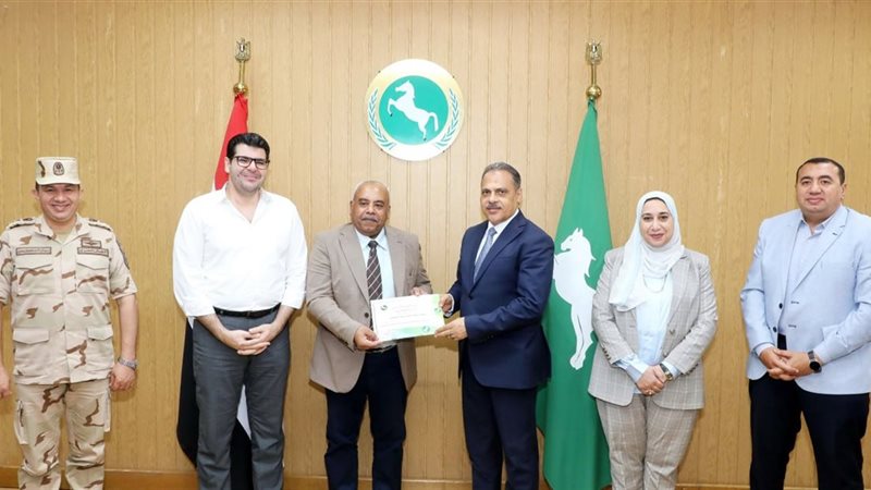 محافظ الشرقية يُكرم أعضاء بعثة الإشراف على حج الجمعيات الأهلية 
