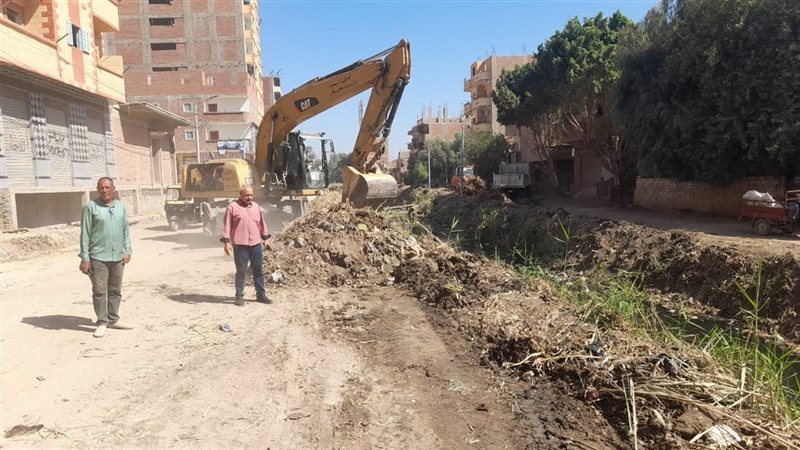 رفع 200 طن من نواتج تطهير مصرف أبو عنان بأسيوط