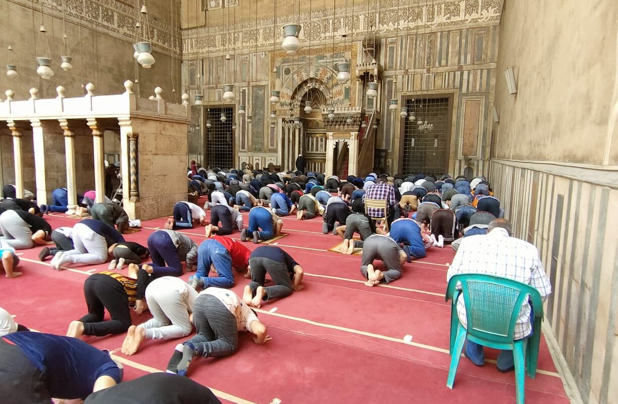 هل يجوز الصلاة جلوسا مع القدرة على القيام؟.. أمين الإفتاء يجيب