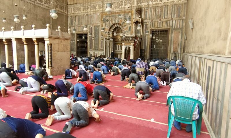 هل يجوز الصلاة جلوسا مع القدرة على القيام؟.. أمين الإفتاء يجيب