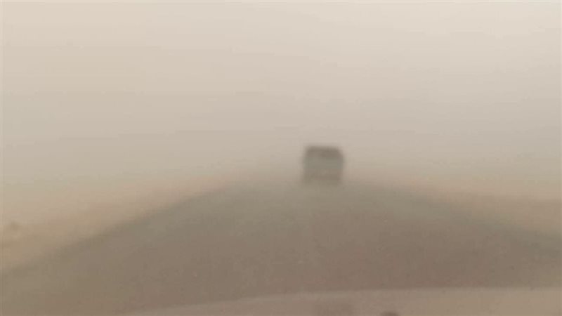 «مرور مطروح» يحذر قائدي السيارات من الأتربة على طريق سيوة وانخفاض مستوى الرؤية