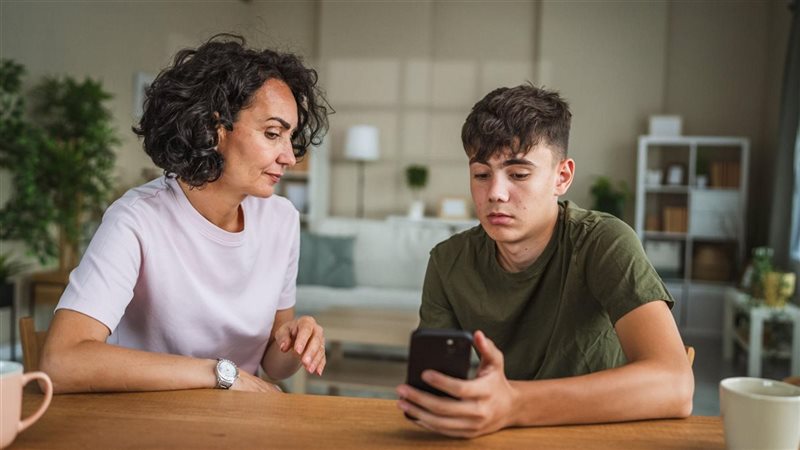 كيف تتعاملين مع الابن الذي يرفض أي نشاط غير الهاتف في الإجازة؟