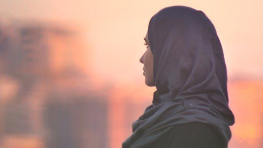 هل يحاسب الزوج على ترك زوجته ارتداء الحجاب؟.. دار الإفتاء تجيب
