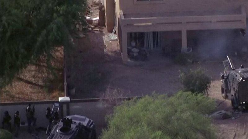 مجهول يتحصن في منزل ويتبادل إطلاق النار مع الشرطة في كاليفورنيا الأمريكية (فيديو)