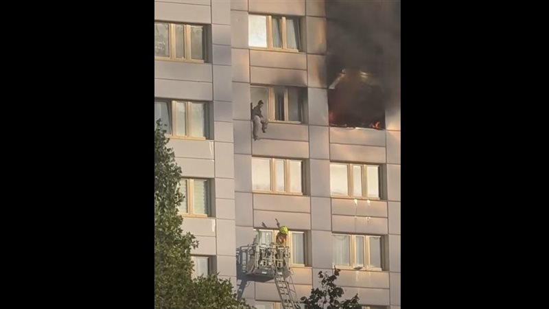 مقطع مرعب، العناية الإلهية تنقذ سيدة قفزت من الطابق الـ 11 هربًا من حريق (فيديو)