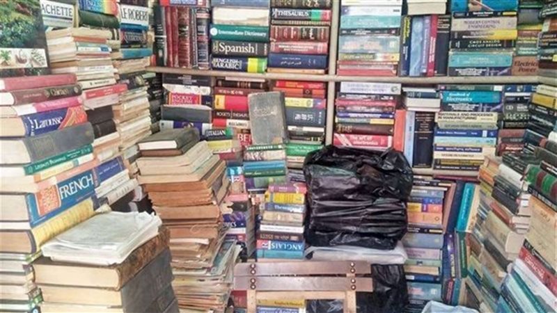 مصادرة آلاف الكتب الدراسية المخالفة داخل مكتبتين بالحوامدية.. والمتهمان: هدفنا تحقيق أرباح