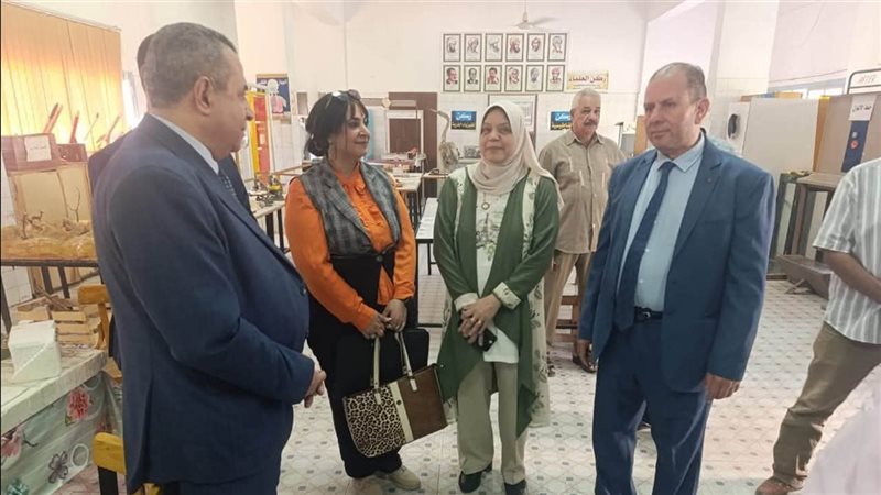 وكيل تعليم قنا يتفقد ورش عمل «المهندس الصغير» لتنمية مهارات الطلاب