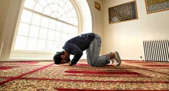 ما حكم صلاة الصبح في جماعة بعد طلوع الشمس؟.. دار الإفتاء تجيب