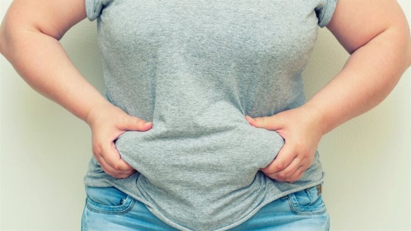 لماذا يصعب حرق دهون البطن؟ استشاري يجيب