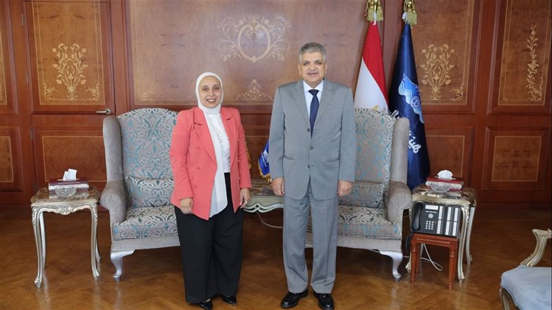 وكيل وزارة الصحة بالإسماعيلية تهنئ رئيس هيئة قناة السويس بتجديد الثقة