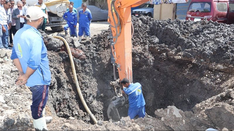 مياه الفيوم تواصل إصلاح الكسر المفاجئ في خط ناقل 1000مليمتر بالطريق الدائري