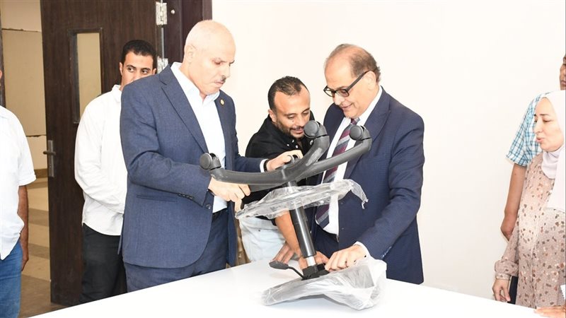 رئيس جامعة قناة السويس يتفقد معامل الإسماعيلية الأهلية (صور)