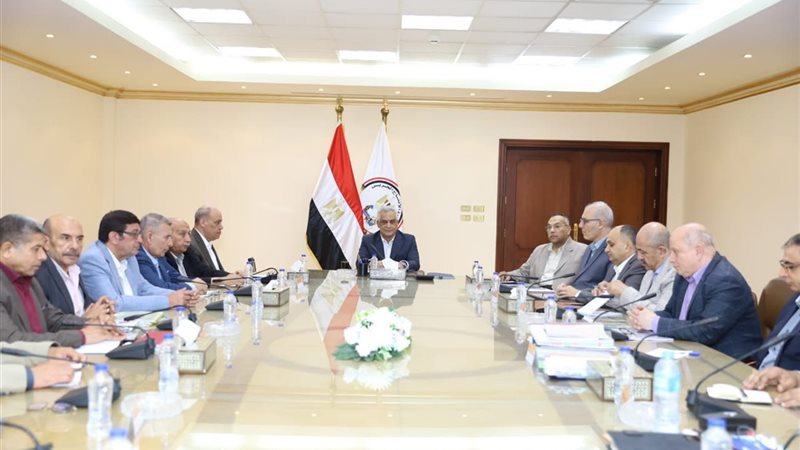 وزير الإنتاج الحربي يبحث مستجدات الإنتاج وخطط تطوير الشركات التابعة
