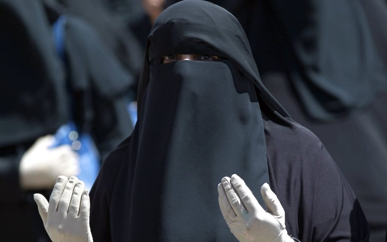امرأة لبست النقاب ثم تراجعت بسبب  العائلة.. ما الحكم؟ أمين الفتوى يجيب