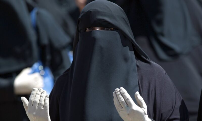 امرأة لبست النقاب ثم تراجعت بسبب  العائلة.. ما الحكم؟ أمين الفتوى يجيب