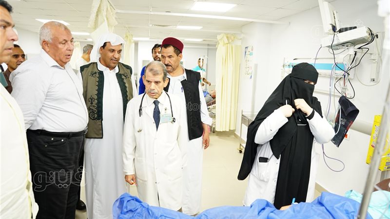 محافظ مطروح يطمئن على السكرتير العام ومرافقيه عقب حادث انقلاب سيارة بالنجيلة