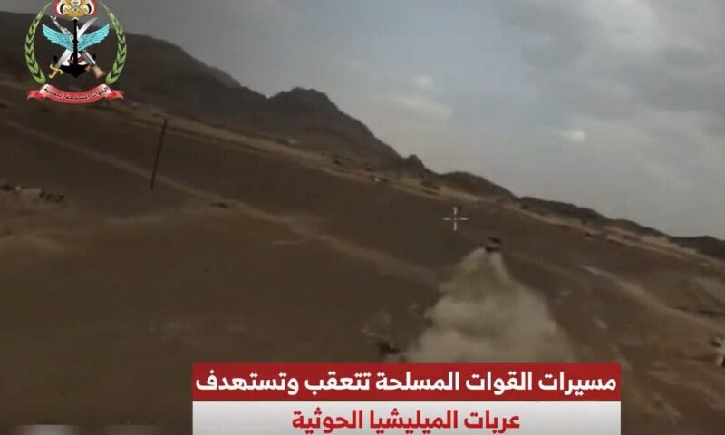القوات اليمنية تقصف مخازن أسلحة في مأرب والحوثي يستهدف النازحين