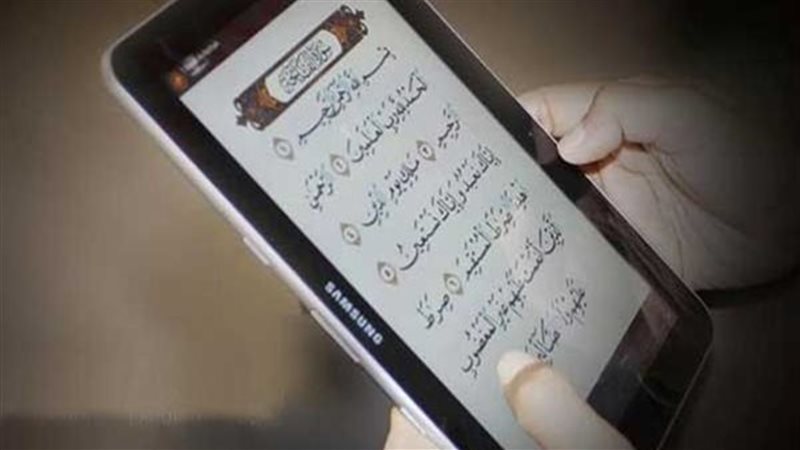 أمين الفتوى يوضح حكم قراءة القرآن من الهاتف أثناء الصلاة النافلة (فيديو)