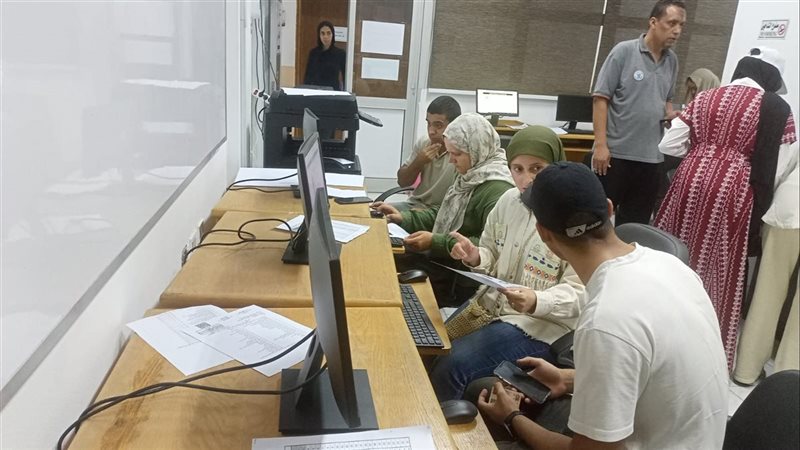 مكتب التنسيق بجامعة القناة يستقبل 75 طالبًا لتسجيل استمارات تقليل الاغتراب
