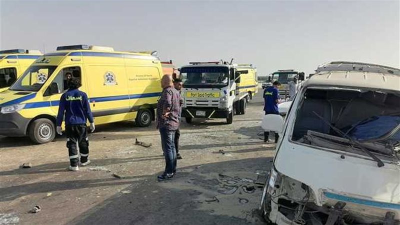 بالأسماء.. إصابة 15 عاملًا في تصادم سيارتين أمام بوابة الاستثمار الجديدة بالإسماعيلية